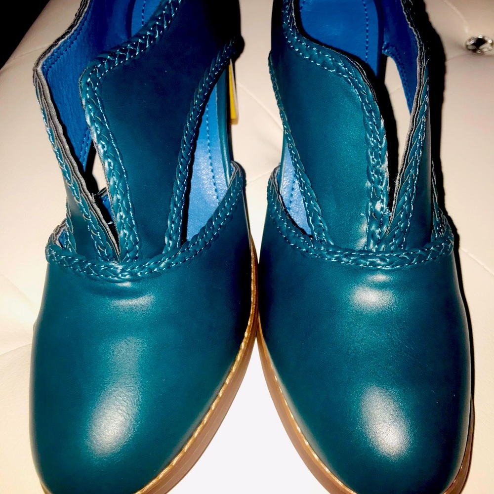 Retro blue shoe